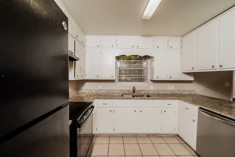 1,455/Mo, 1904 Reed Rd NE Birmingham, AL 35215 Kitchen View 2