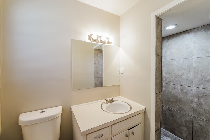 1,455/Mo, 1904 Reed Rd NE Birmingham, AL 35215 Main Bathroom View