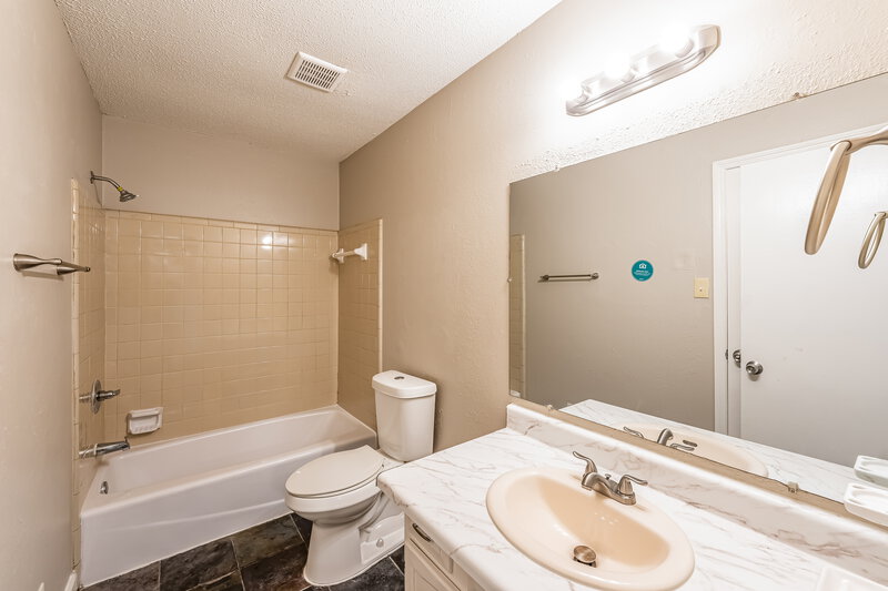 1,460/Mo, 2538 Martin Cir Birmingham, AL 35235 Main Bathroom View