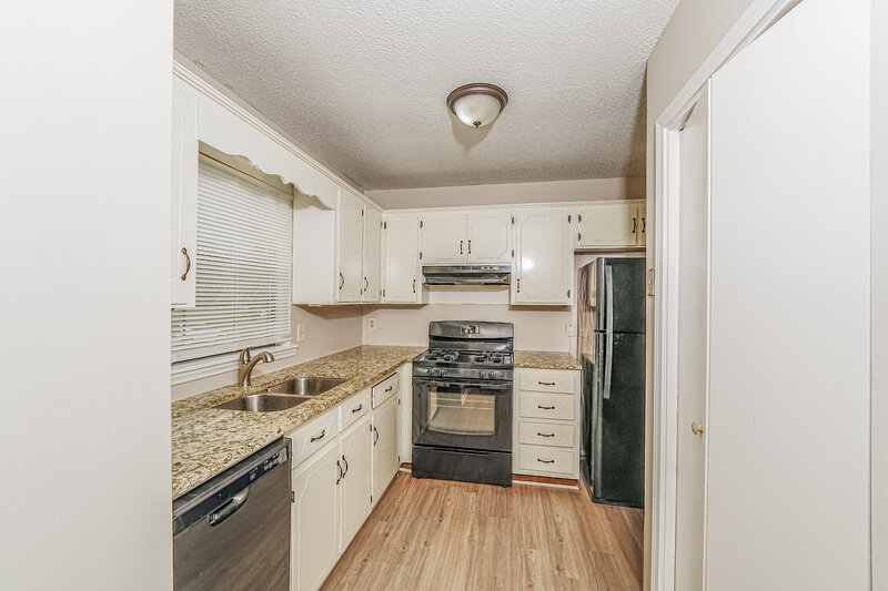 1,375/Mo, 904 Cedar Crest Dr Birmingham, AL 35216 Kitchen View