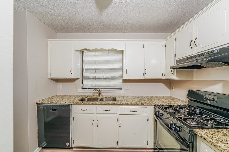 1,375/Mo, 904 Cedar Crest Dr Birmingham, AL 35216 Kitchen View 2