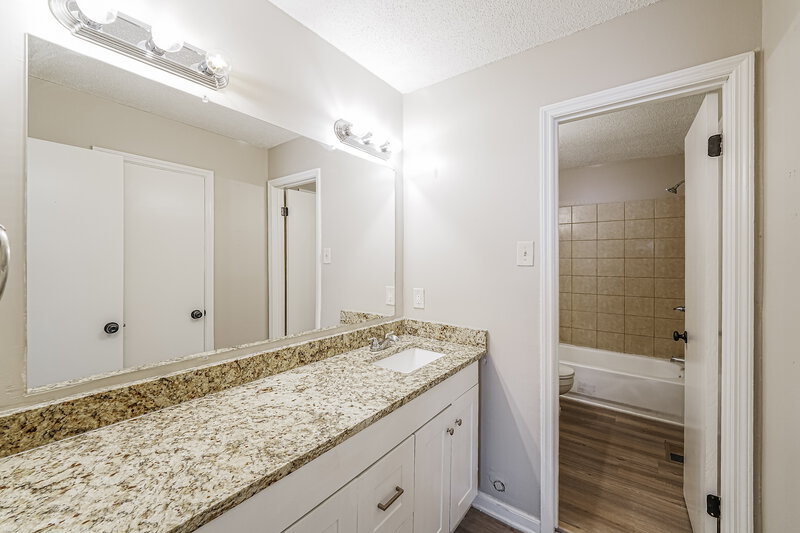 1,375/Mo, 904 Cedar Crest Dr Birmingham, AL 35216 Main Bathroom View