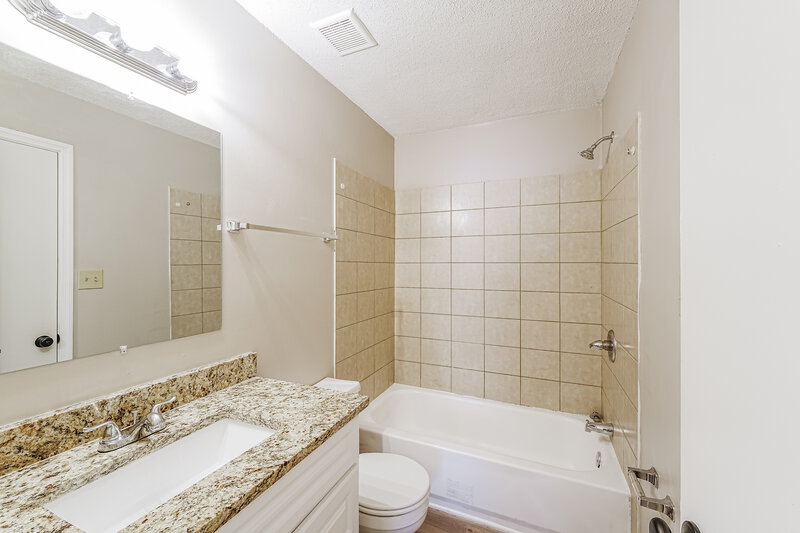 1,375/Mo, 904 Cedar Crest Dr Birmingham, AL 35216 Bathroom View