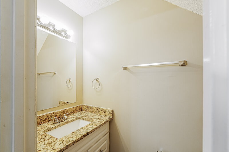 1,375/Mo, 904 Cedar Crest Dr Birmingham, AL 35216 Bathroom View 2