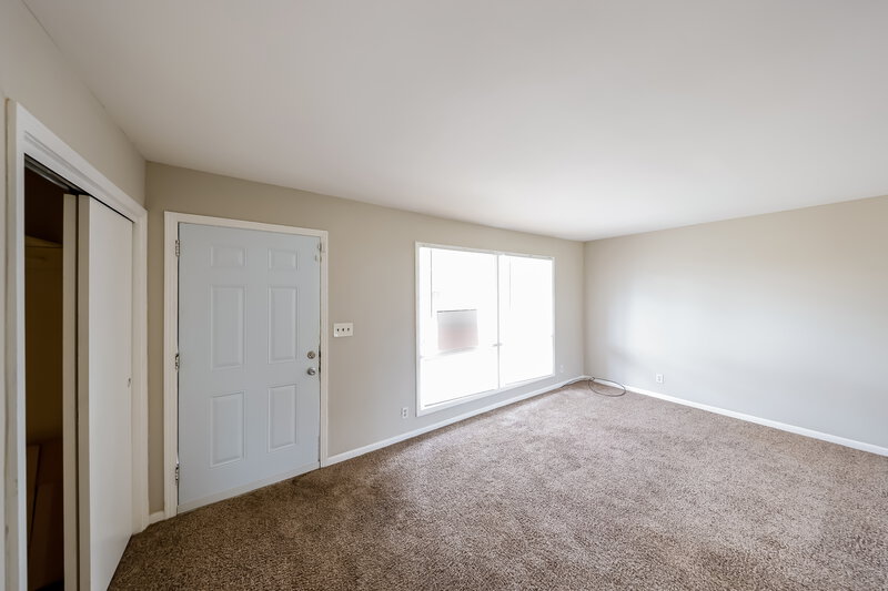 0/Mo, 916 DANIEL CIR Birmingham, AL 35228 Living Room View 2