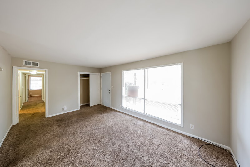 0/Mo, 916 DANIEL CIR Birmingham, AL 35228 Living Room View 3