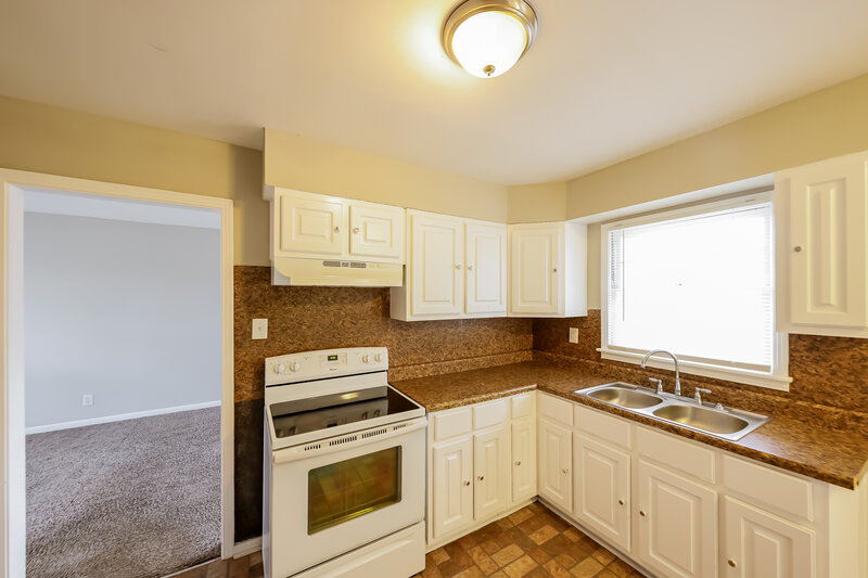 0/Mo, 916 DANIEL CIR Birmingham, AL 35228 Kitchen View