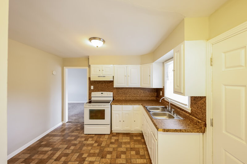 0/Mo, 916 DANIEL CIR Birmingham, AL 35228 Kitchen View 2