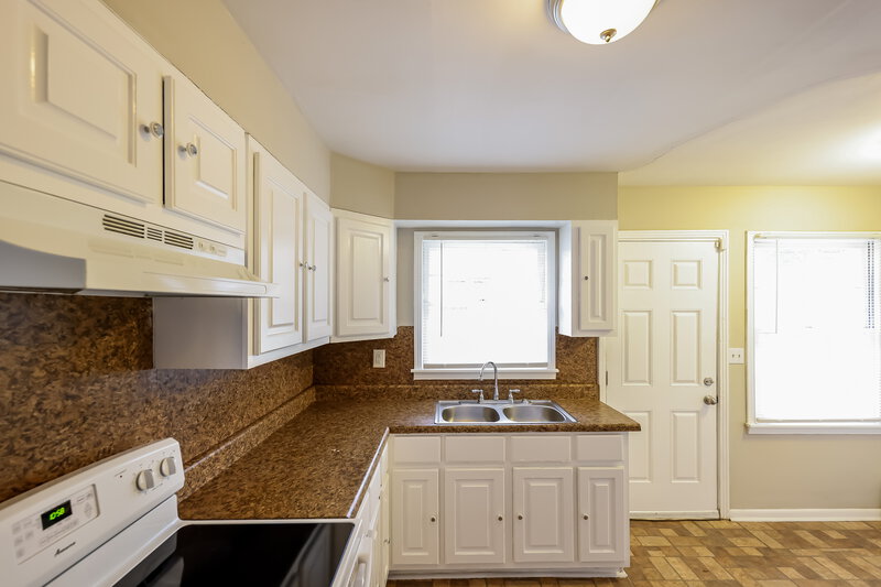 0/Mo, 916 DANIEL CIR Birmingham, AL 35228 Kitchen View 3