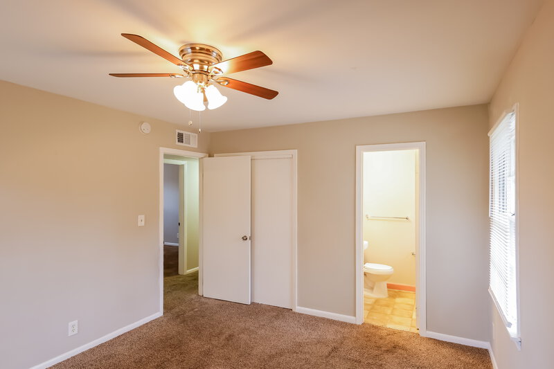 0/Mo, 916 DANIEL CIR Birmingham, AL 35228 Main Bedroom View