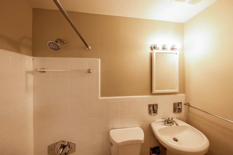 0/Mo, 916 DANIEL CIR Birmingham, AL 35228 Main Bathroom View
