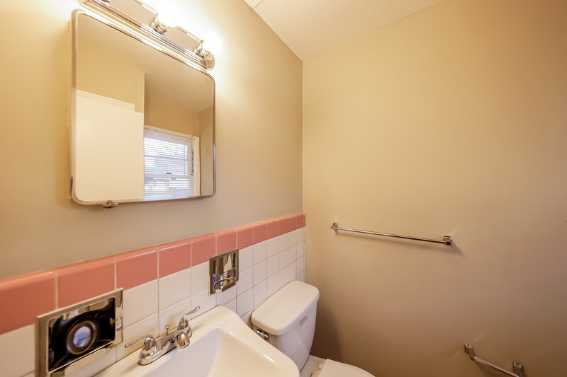 0/Mo, 916 DANIEL CIR Birmingham, AL 35228 Bathroom View
