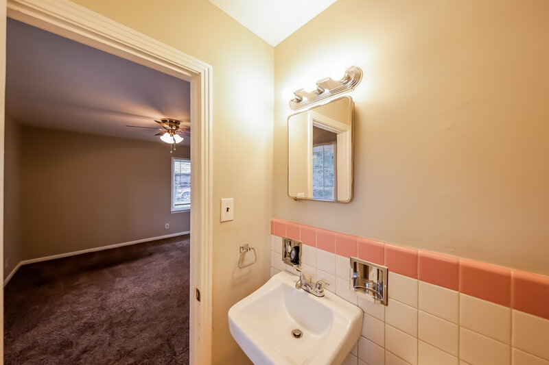 0/Mo, 916 DANIEL CIR Birmingham, AL 35228 Bathroom View 2
