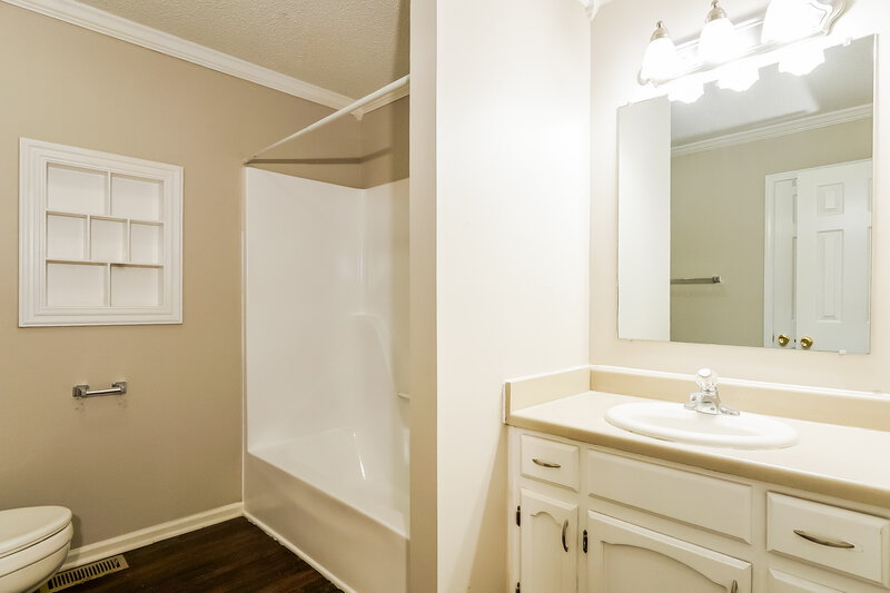 0/Mo, 84 Bel Air Cir Pleasant Grove, AL 35127 Main Bathroom View