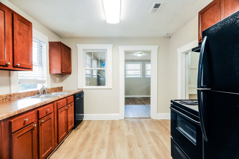 1,050/Mo, 329 Eastview Blvd Birmingham, AL 35215 Kitchen View 2