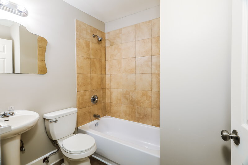 1,050/Mo, 329 Eastview Blvd Birmingham, AL 35215 Bathroom View