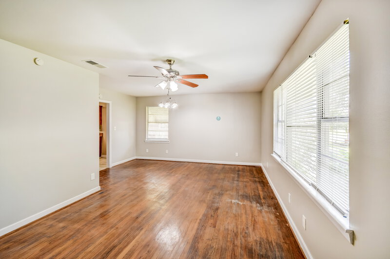 0/Mo, 2829 SW Wesley Avenue Birmingham, AL 35211 Living Room View