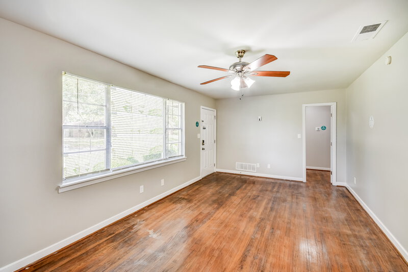 0/Mo, 2829 SW Wesley Avenue Birmingham, AL 35211 Living Room View 2