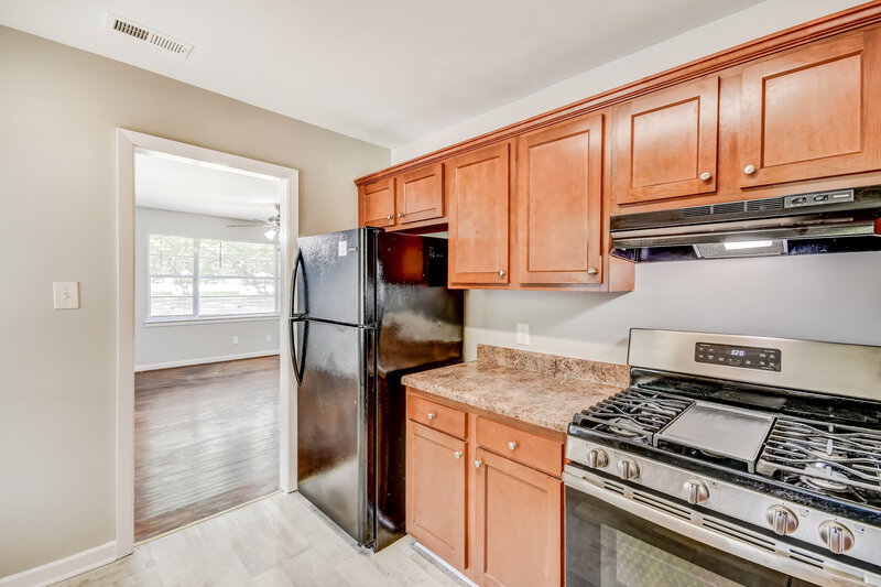 0/Mo, 2829 SW Wesley Avenue Birmingham, AL 35211 Kitchen View 2