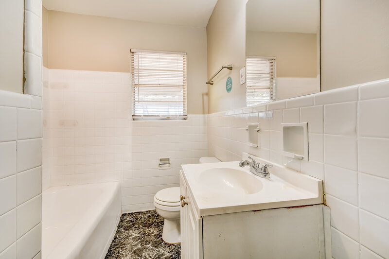 0/Mo, 2829 SW Wesley Avenue Birmingham, AL 35211 Bathroom View