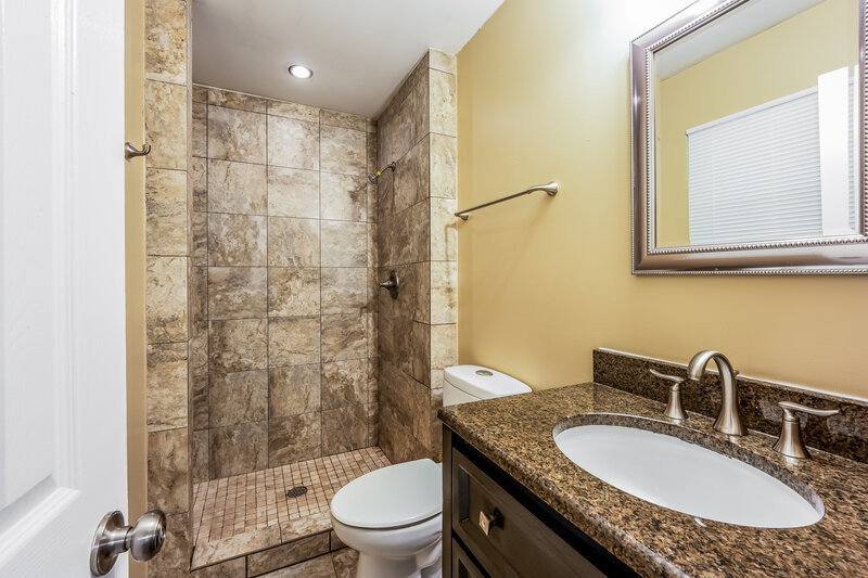 1,575/Mo, 6320 Tyler Loop Road Pinson, AL 35126 Main Bathroom View