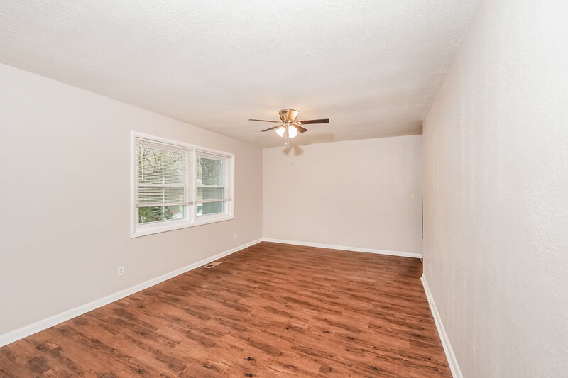 1,325/Mo, 325 Nw 16Th Ave CENTER POINT, AL 35215 Living Room View 2