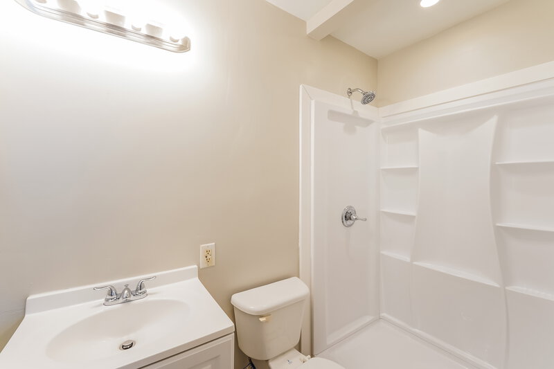 1,325/Mo, 325 Nw 16Th Ave CENTER POINT, AL 35215 Main Bathroom View