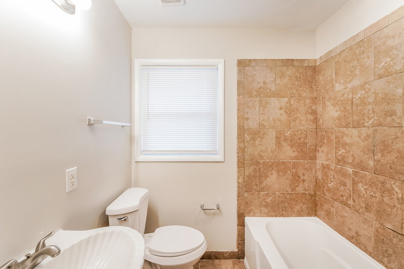 1,325/Mo, 325 Nw 16Th Ave CENTER POINT, AL 35215 Bathroom View