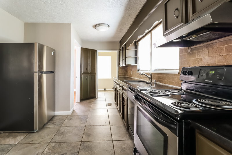 1,570/Mo, 1204 Pratt HWY Birmingham, AL 35214 Kitchen View