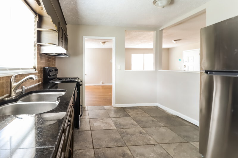 1,570/Mo, 1204 Pratt HWY Birmingham, AL 35214 Kitchen View 2