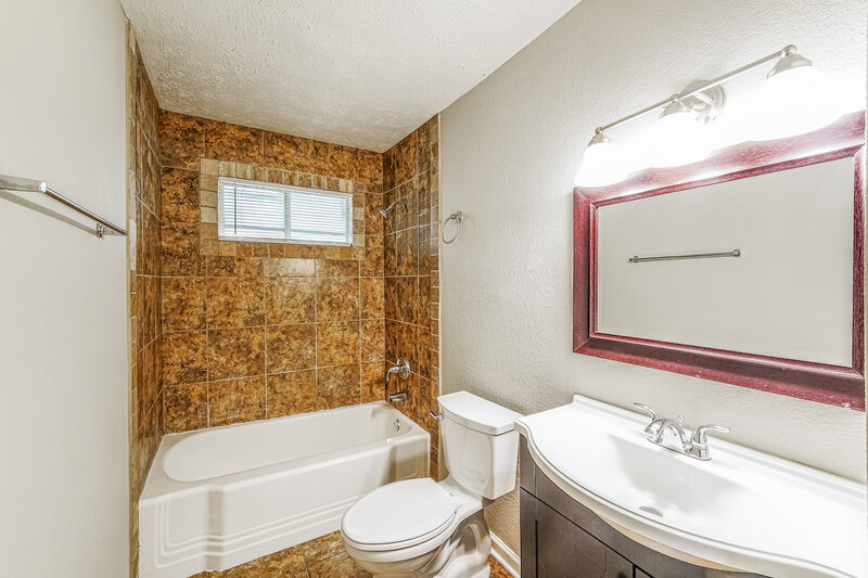 1,215/Mo, 1204 Pratt HWY Birmingham, AL 35214 Main Bathroom View