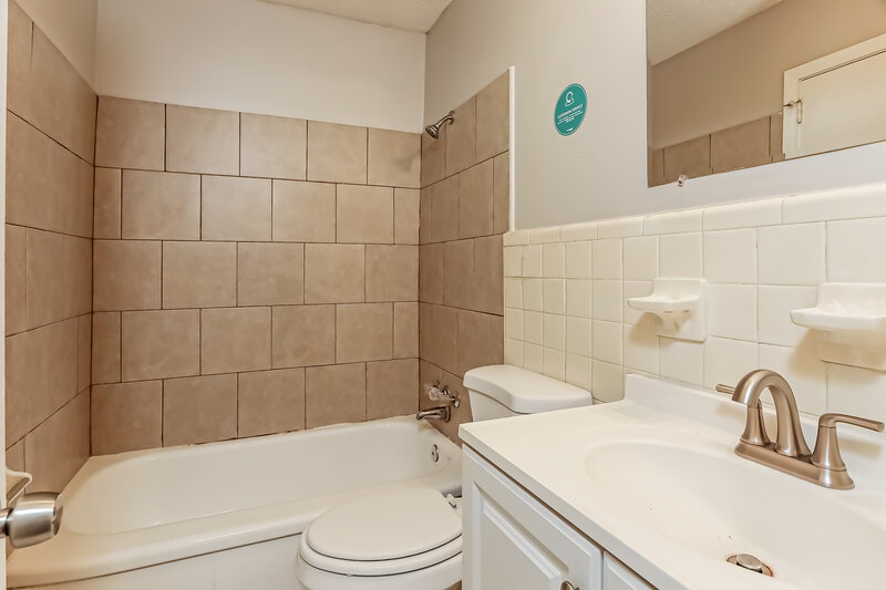 0/Mo, 501 Midway Street Midfield, AL 35228 Main Bathroom View