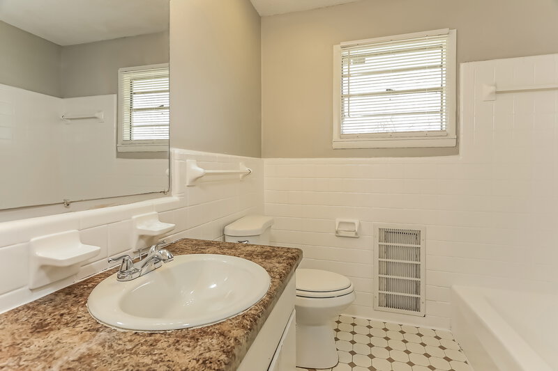 0/Mo, 501 Midway Street Midfield, AL 35228 Bathroom View