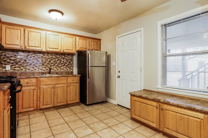 2,020/Mo, 1014 Manor Circle Bessemer, AL 35020 Kitchen View