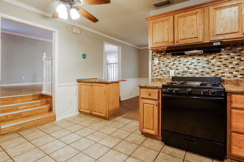 2,020/Mo, 1014 Manor Circle Bessemer, AL 35020 Kitchen View 2