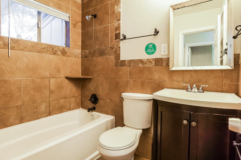 2,020/Mo, 1014 Manor Circle Bessemer, AL 35020 Main Bathroom View