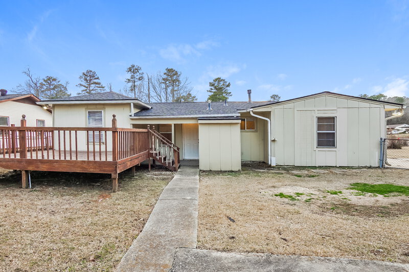 2,020/Mo, 1014 Manor Circle Bessemer, AL 35020 Rear View