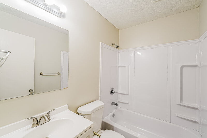 1,235/Mo, 1208 N 26th Ave Hueytown, AL 35023 Main Bathroom View