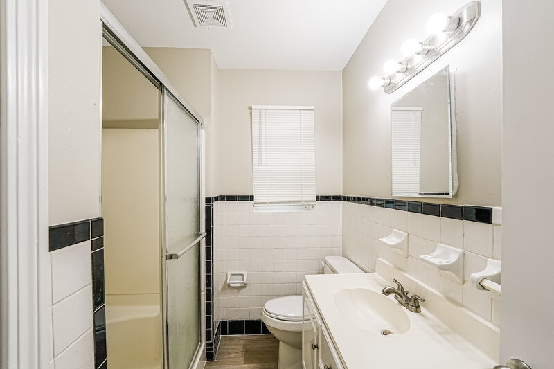 1,300/Mo, 824 Martinwood Rd BIRMINGHAM, AL 35235 Bathroom View