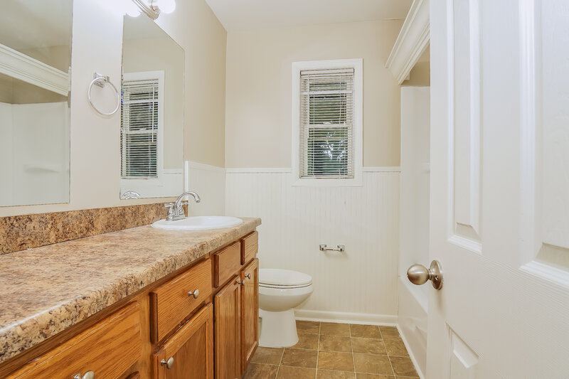 1,800/Mo, 752 Barclay Lane Birmingham, AL 35206 Main Bathroom View