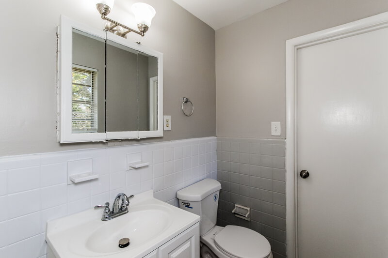 1,480/Mo, 348 Pleasant Grove Rd Pleasant Grove, AL 35127 Main Bathroom View