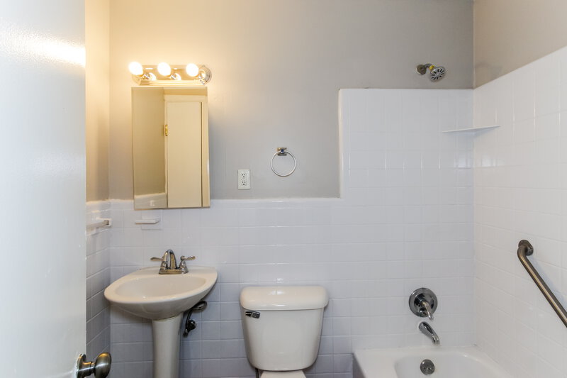 1,480/Mo, 348 Pleasant Grove Rd Pleasant Grove, AL 35127 Bathroom View