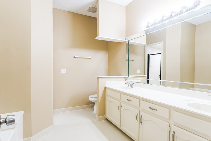 1,560/Mo, 4041 Saddle Run Circle Pelham, AL 35124 Main Bathroom View