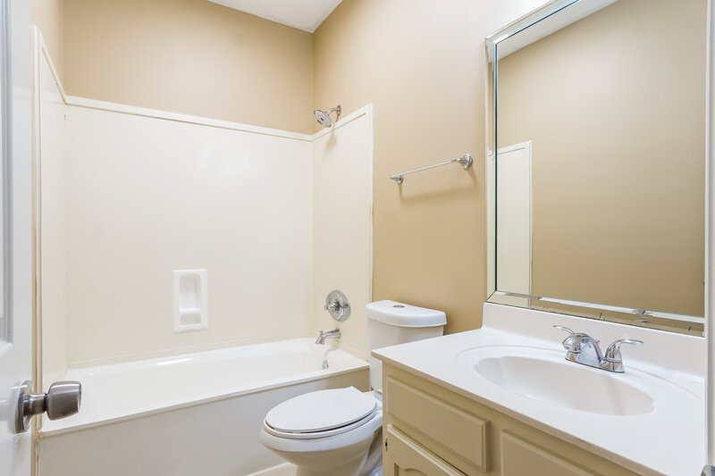 1,560/Mo, 4041 Saddle Run Circle Pelham, AL 35124 Bathroom View