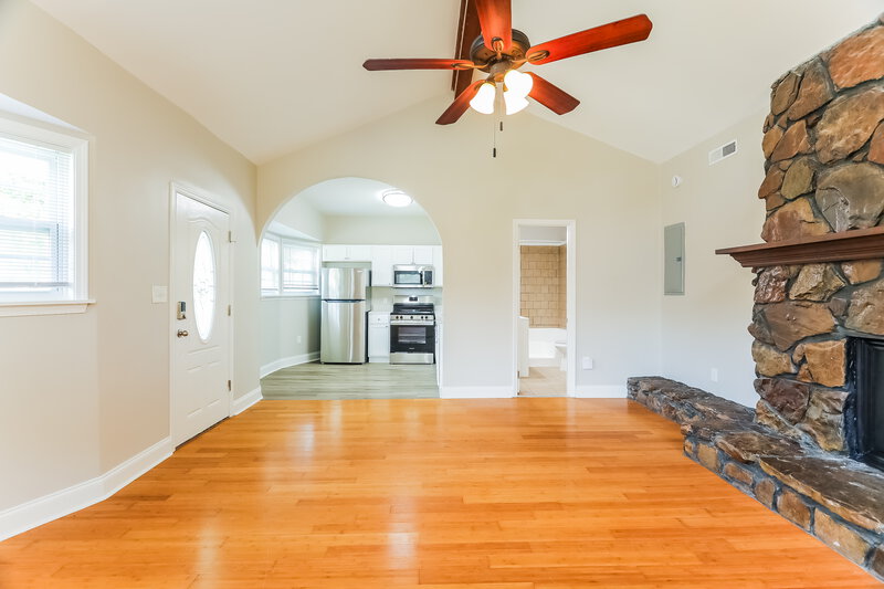 1,410/Mo, 5632 S 6th Ave Birmingham, AL 35212 Living Room View 2