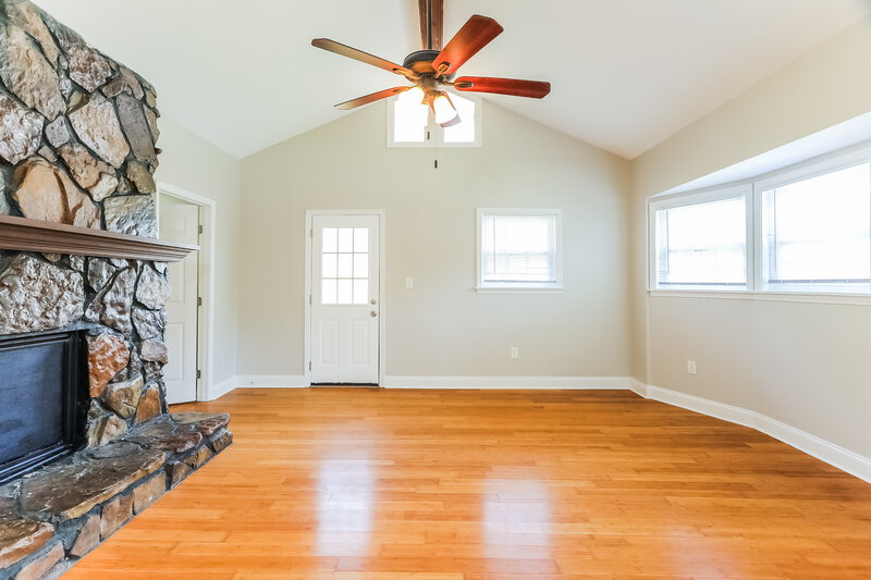 1,410/Mo, 5632 S 6th Ave Birmingham, AL 35212 Living Room View 3