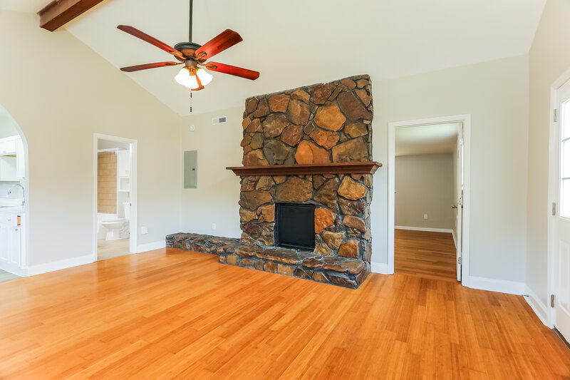 1,410/Mo, 5632 S 6th Ave Birmingham, AL 35212 Living Room View 4