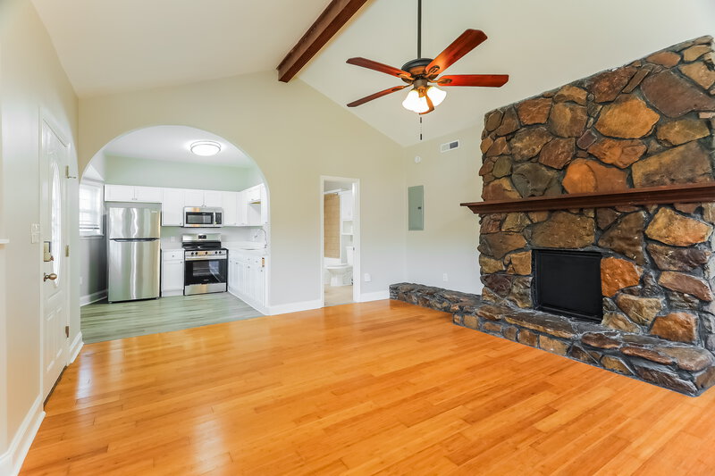 1,410/Mo, 5632 S 6th Ave Birmingham, AL 35212 Living Room View 5