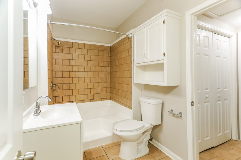 1,410/Mo, 5632 S 6th Ave Birmingham, AL 35212 Bathroom View