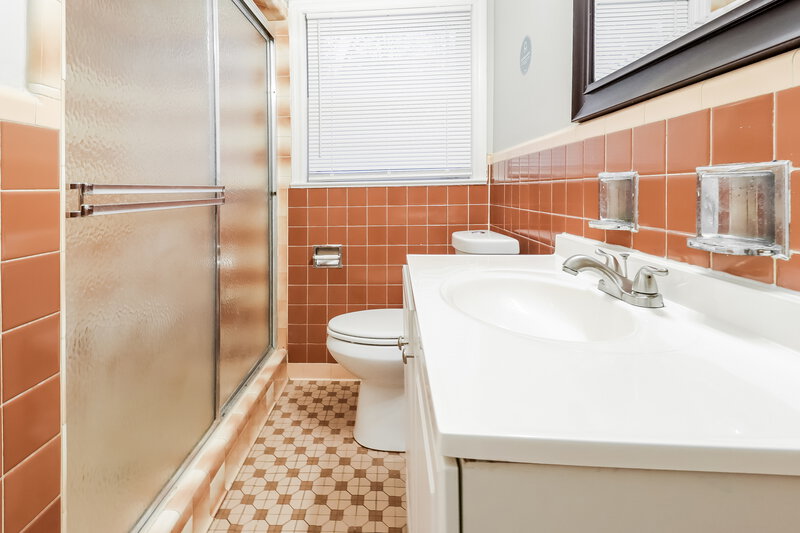 1,160/Mo, 433 Orchid Road Birmingham, AL 35215 Bathroom View